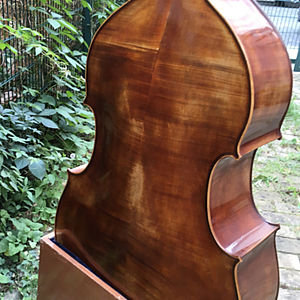 Kontrabass in Violinenform 3